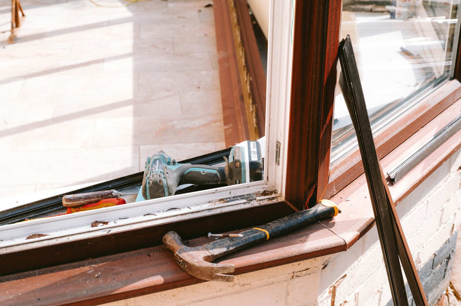 Geöffnetes Fenster während der Reparatur, Werkzeug liegt auf der Fensterbank