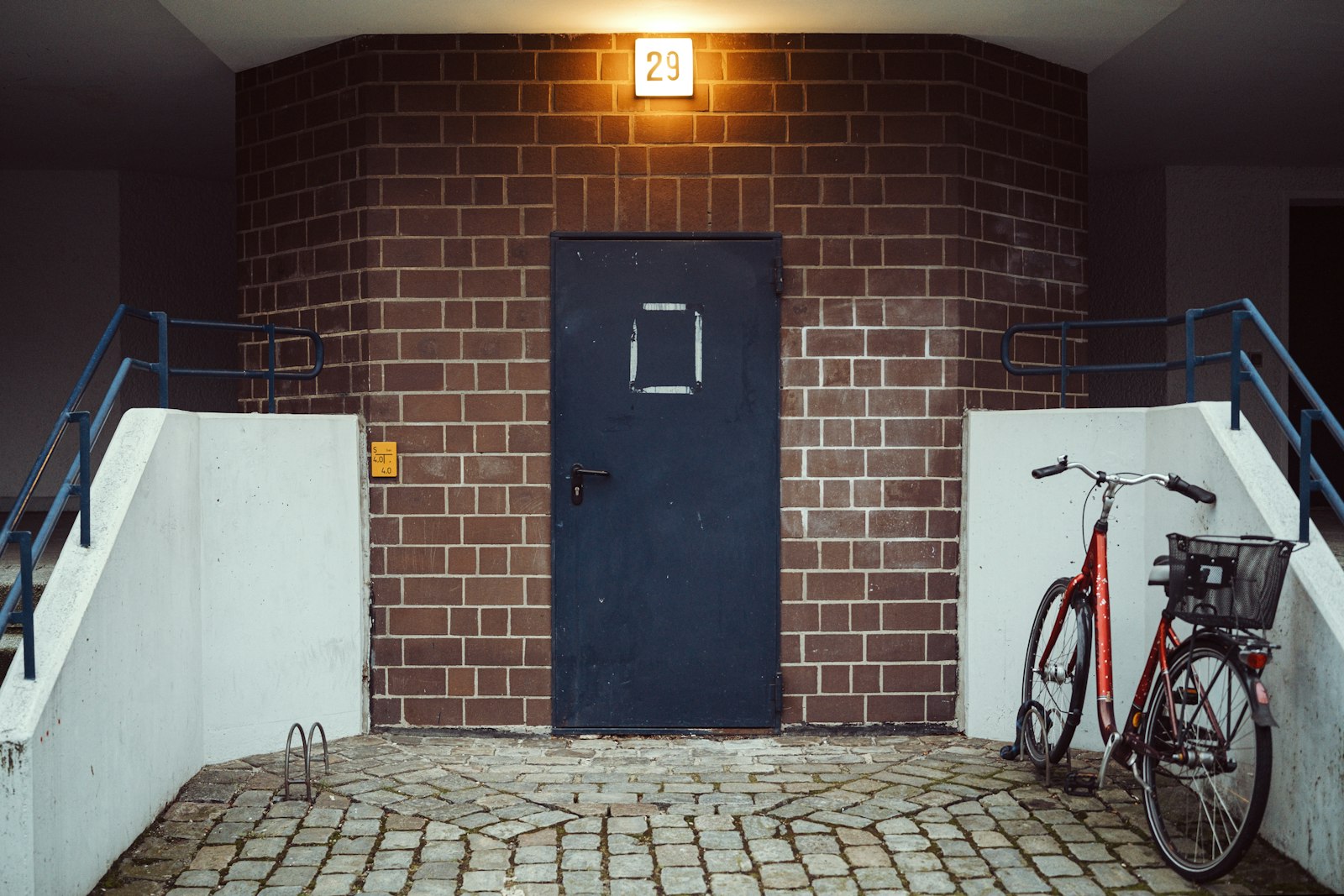 Hauseingang eines Backsteinwohnhauses mit abgestelltem Fahrrad