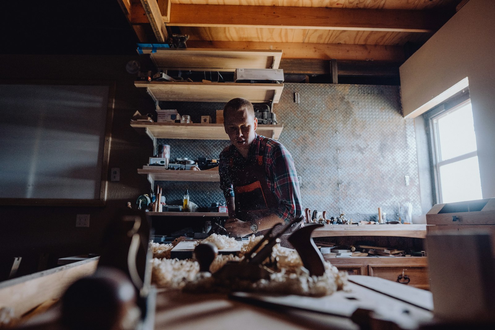 Handwerker an der Werkbank in seiner Werkstatt