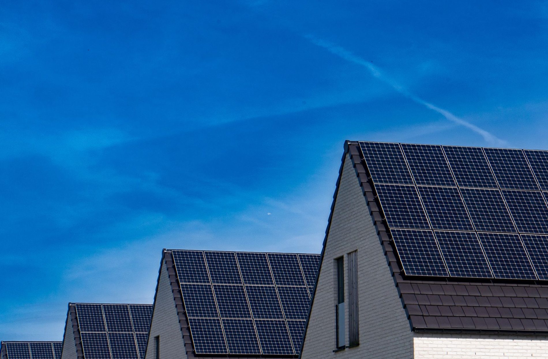 Wohnhäuser mit Solaranlagen auf den Ziegeldächern