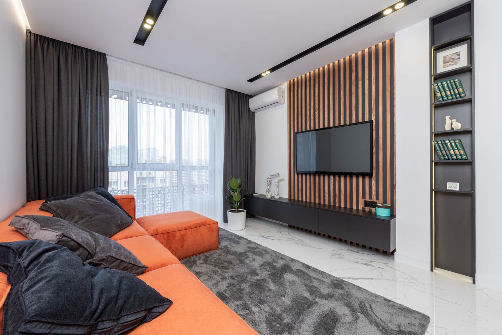 Wohnraum mit einem Split-Klimagerät an der Wand
