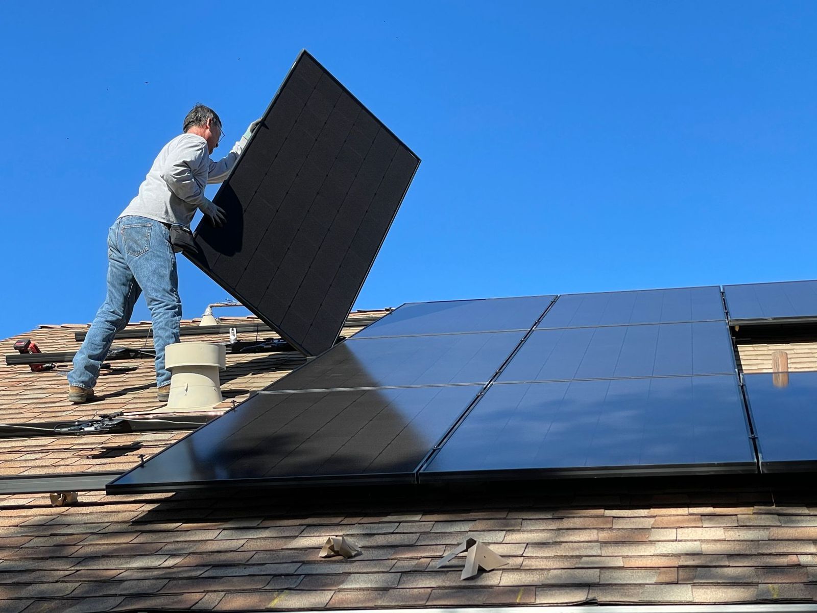 Montage eines Solarmoduls auf einem Dach
